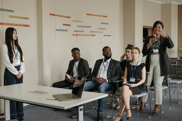 Découvrez des designs innovants de bureaux modernes en face à face